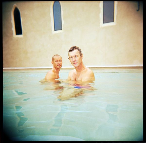 Jean-Marie et Patrick, portrait à la piscine par Caroline Ablain Photographe à Rennes