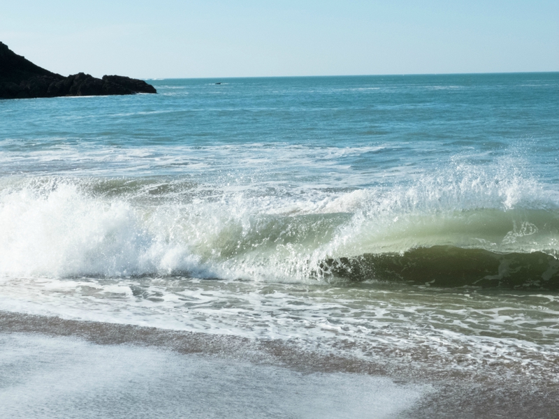 Photos de vagues sur une plage bretonne  par Caroline Ablain Photographe à Rennes